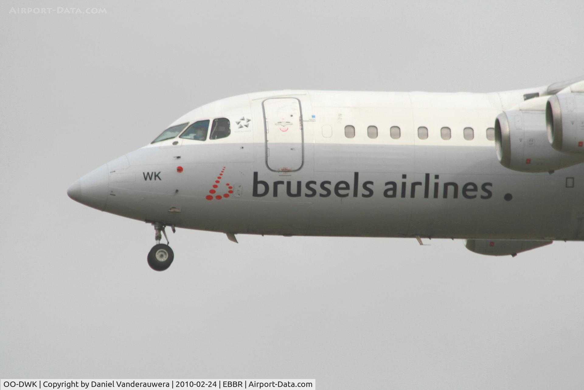 OO-DWK, 1999 British Aerospace Avro 146-RJ100 C/N E3360, Arrival of flight SN2092 to RWY 25L  -  now with Star Alliance