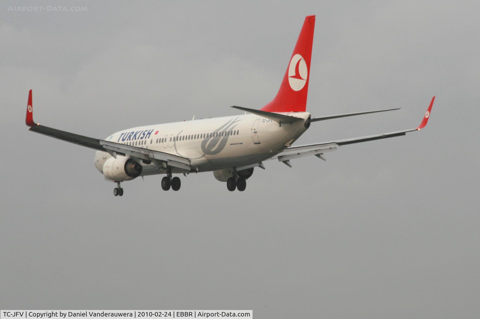 TC-JFV, 2000 Boeing 737-8F2 C/N 29782, Flight TK1937 is descending to RWY 25L