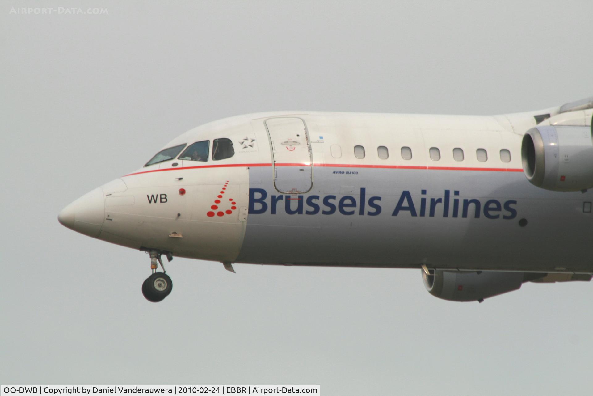OO-DWB, 1997 British Aerospace Avro 146-RJ100 C/N E3315, Arrival of flight SN2256 to RWY 25L  -  now with Star Alliance