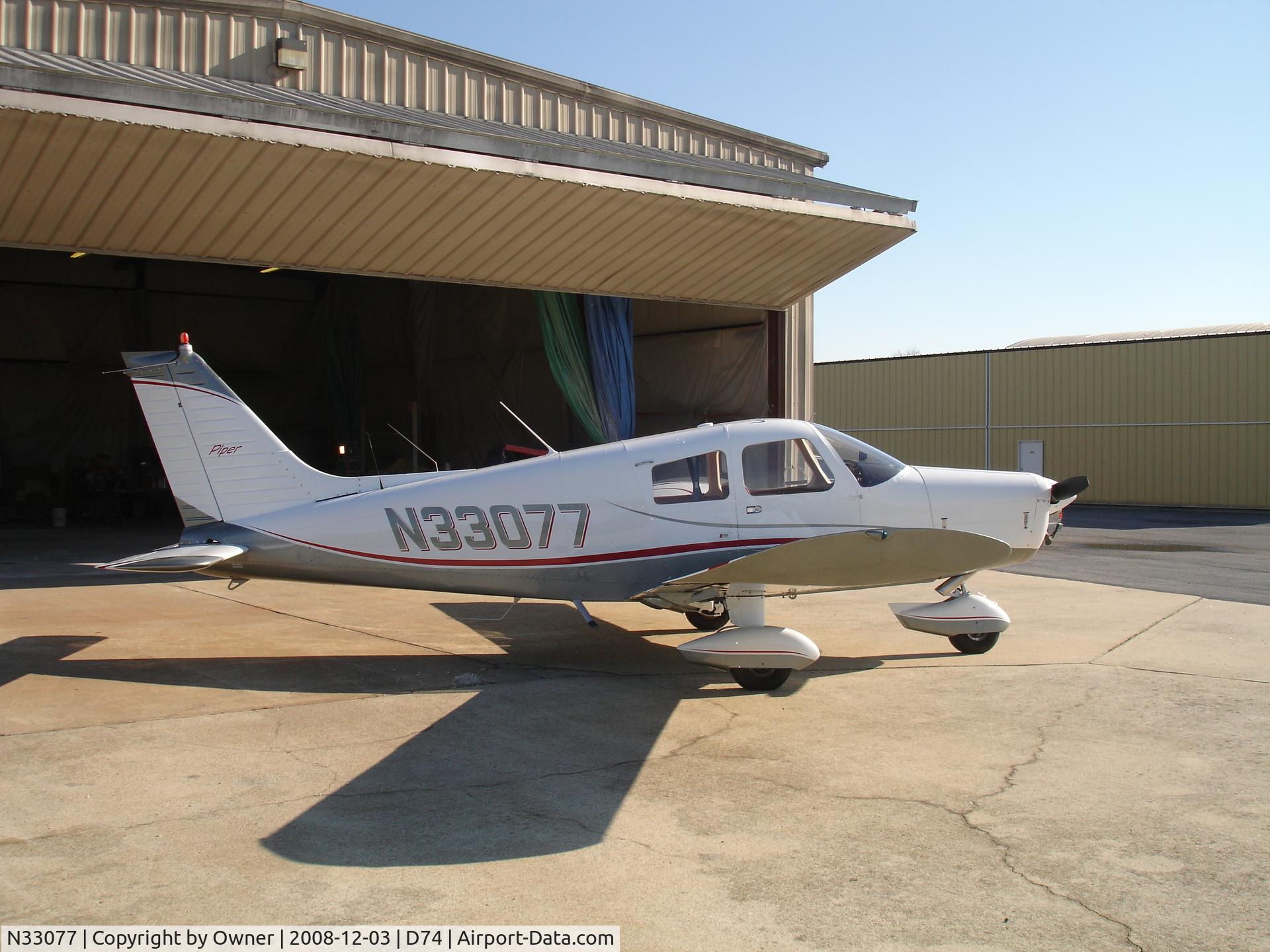 N33077, 1975 Piper PA-28-140 C/N 28-7525149, New paint