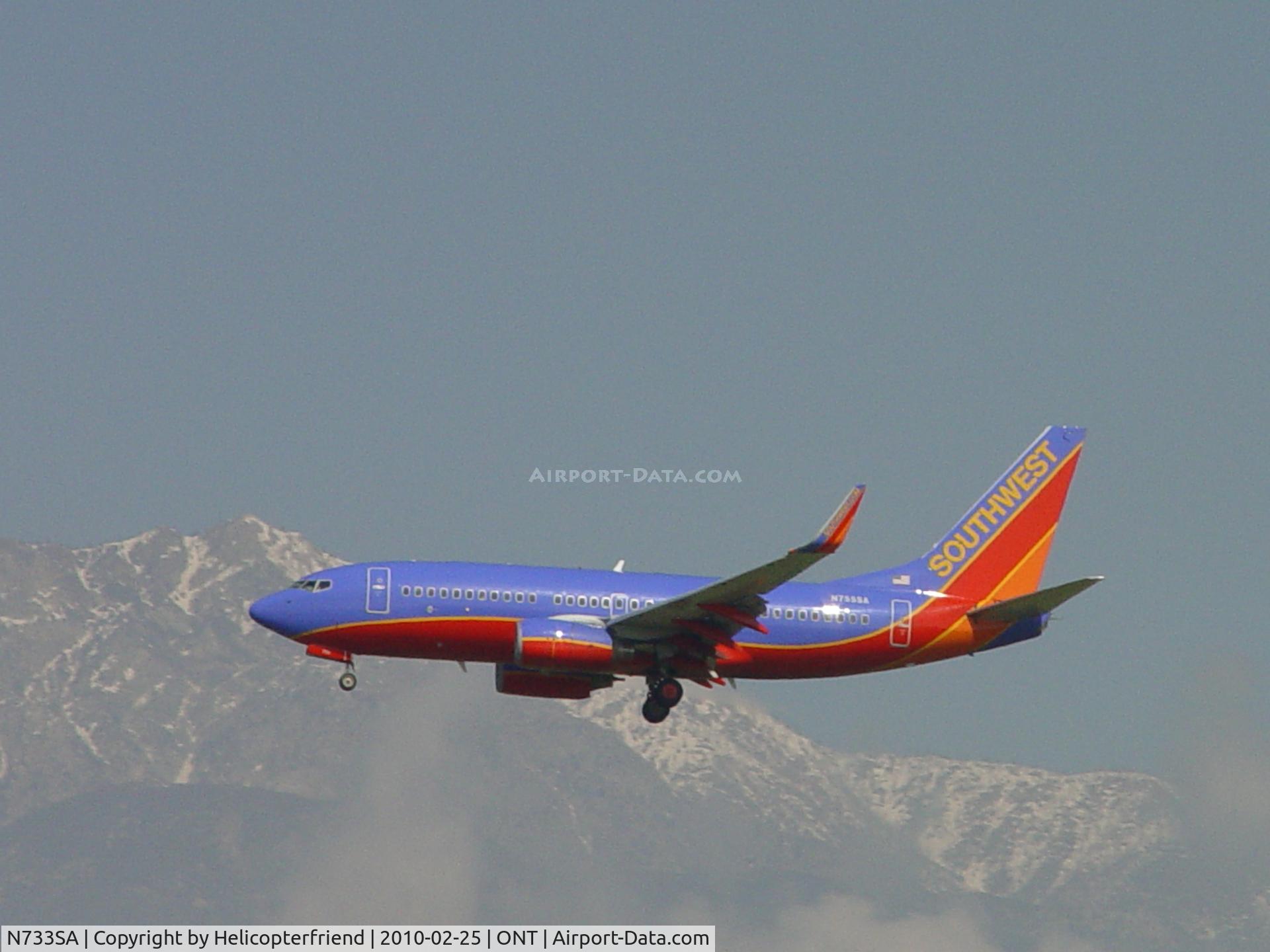 N733SA, 1999 Boeing 737-7H4 C/N 27865, On final to Ontario