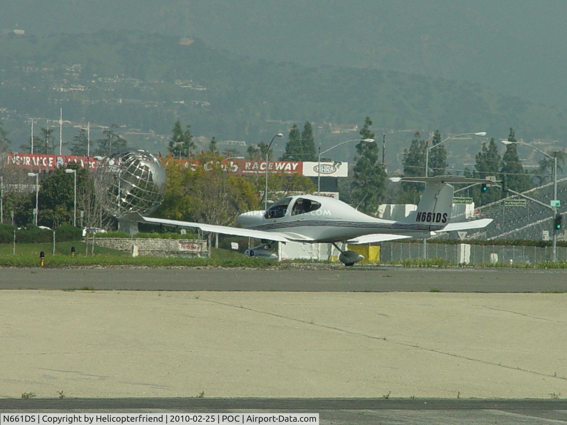 N661DS, 2005 Diamond DA-40 Diamond Star C/N 40.600, Appears to have a silver world on left wing while awaiting take off on 26L