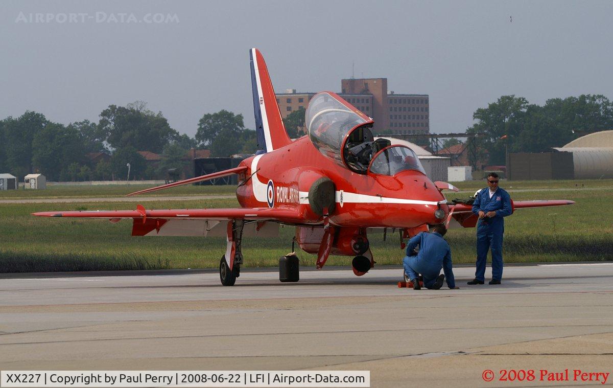 XX227, 1978 Hawker Siddeley Hawk T.1A C/N 063/312063, Getting the pre-flight done