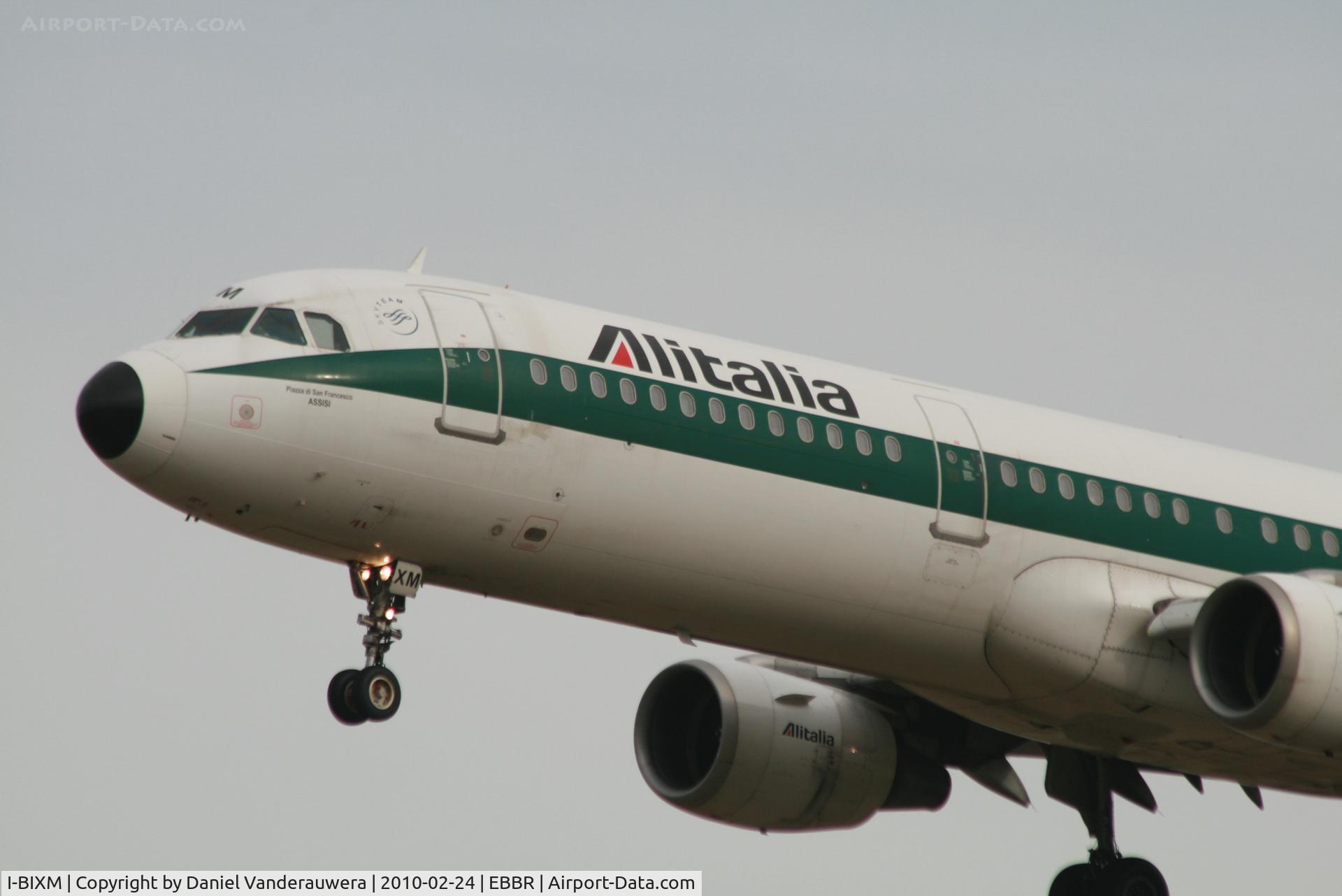 I-BIXM, 1996 Airbus A321-112 C/N 514, Arrival of flight AZ156 to RWY 25L