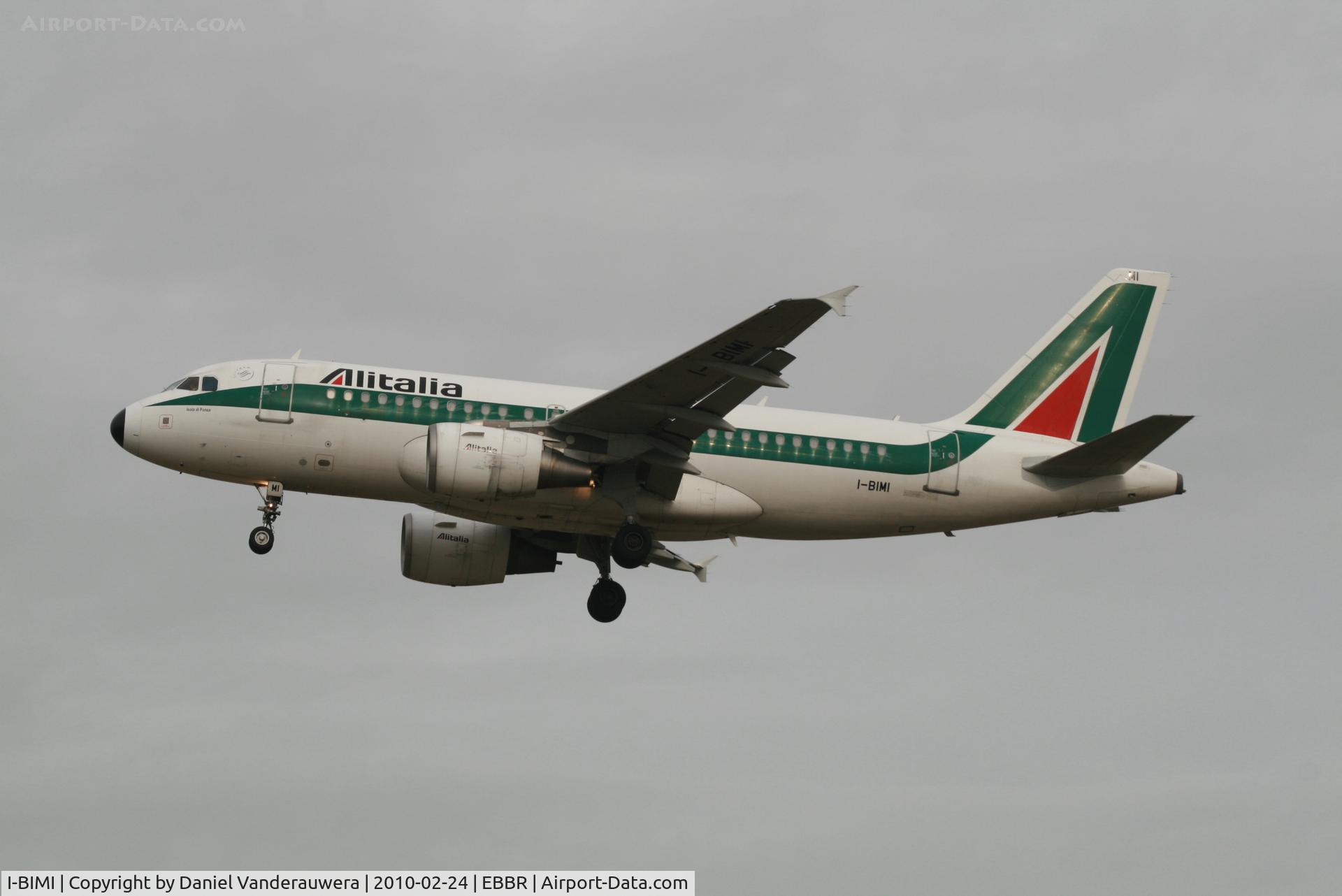 I-BIMI, 2002 Airbus A319-112 C/N 1745, Arrival of flight XM5984 to RWY 25L