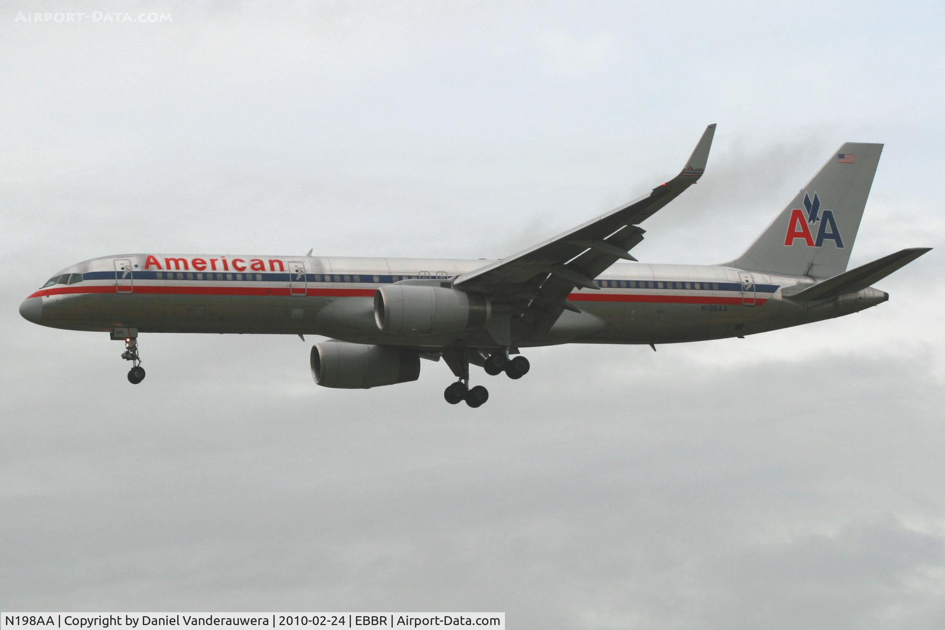 N198AA, 2001 Boeing 757-223 C/N 32392, Arrival of flight AA172 to RWY 25L