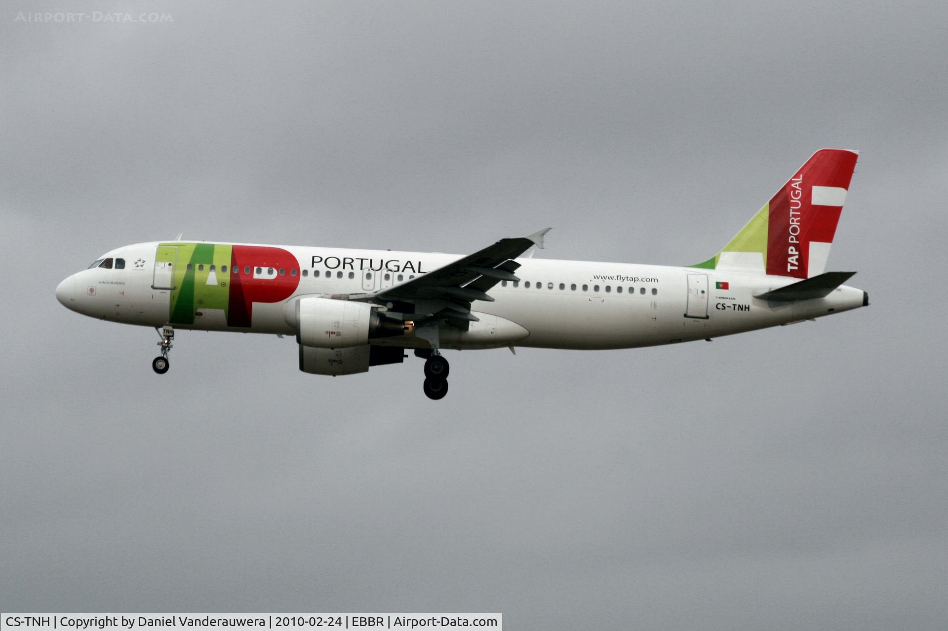 CS-TNH, 1999 Airbus A320-214 C/N 0960, Arrival of flight TP604 to RWY 25L