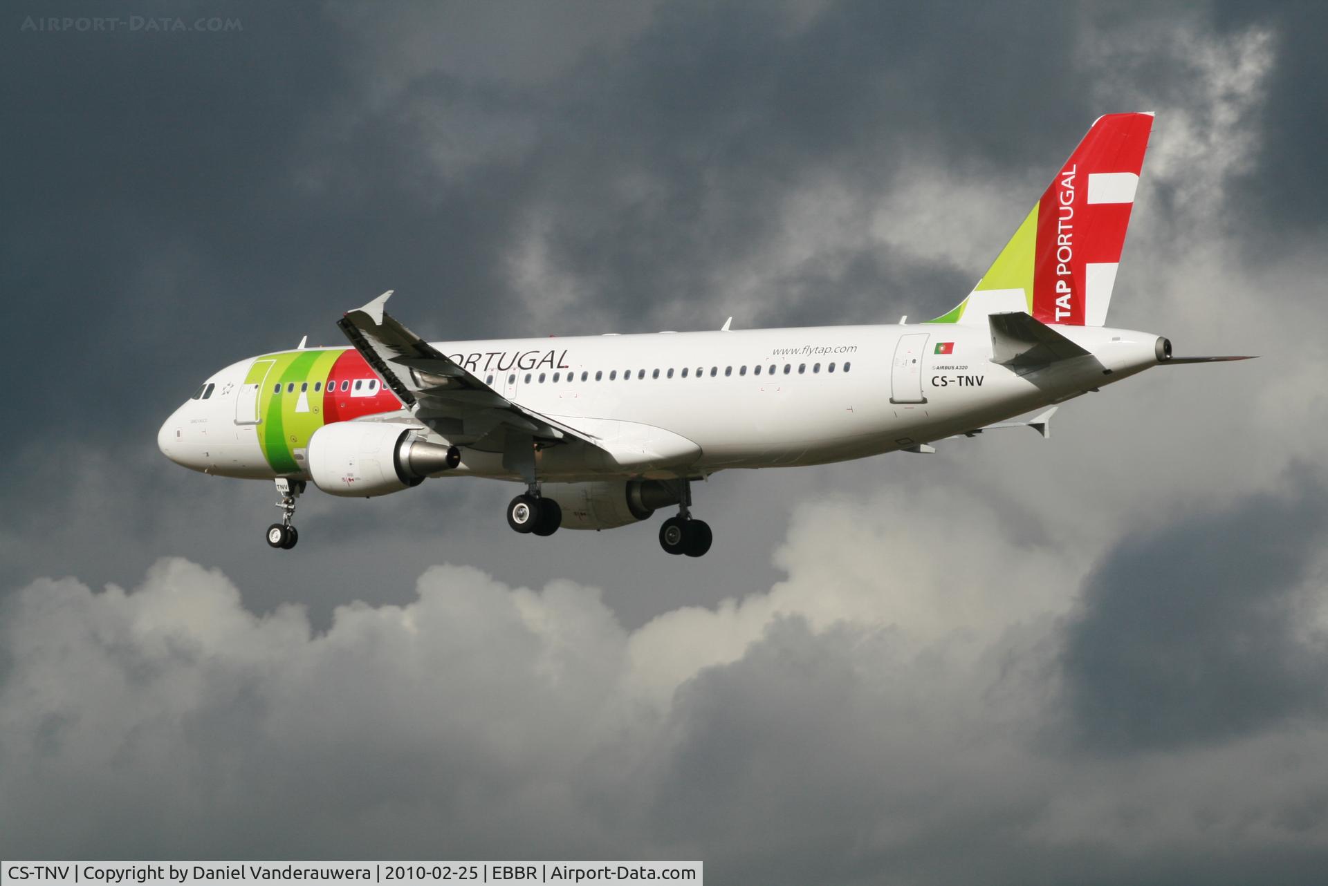 CS-TNV, 2009 Airbus A320-214 C/N 4143, Flight TP604 is descending to RWY 25L