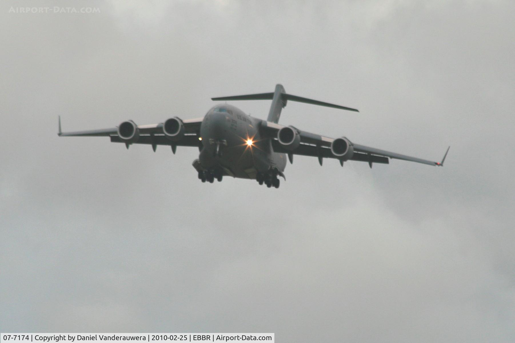 07-7174, 2007 Boeing C-17A Globemaster III C/N F-191/P-174, On approach to RWY 25L