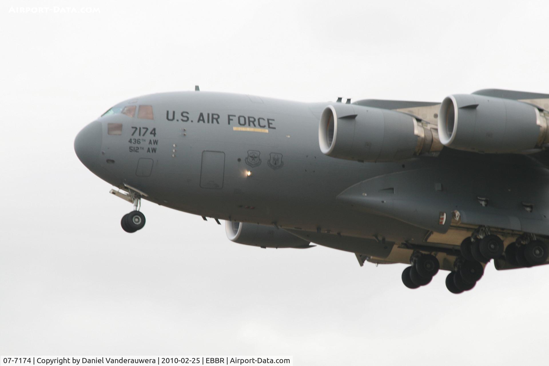 07-7174, 2007 Boeing C-17A Globemaster III C/N F-191/P-174, Descending to RWY 25L
