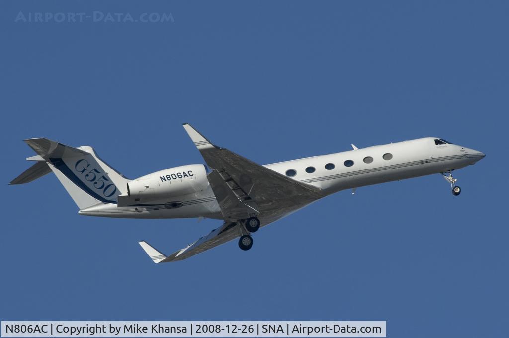 N806AC, 2005 Gulfstream Aerospace GV-SP (G550) C/N 5097, G550 On short final to SNA.