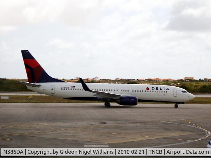 N386DA, 1999 Boeing 737-832 C/N 30373, Taxiing into position
