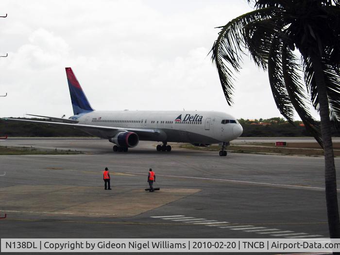 N138DL, 1991 Boeing 767-332 C/N 25409, Taxiing into Position