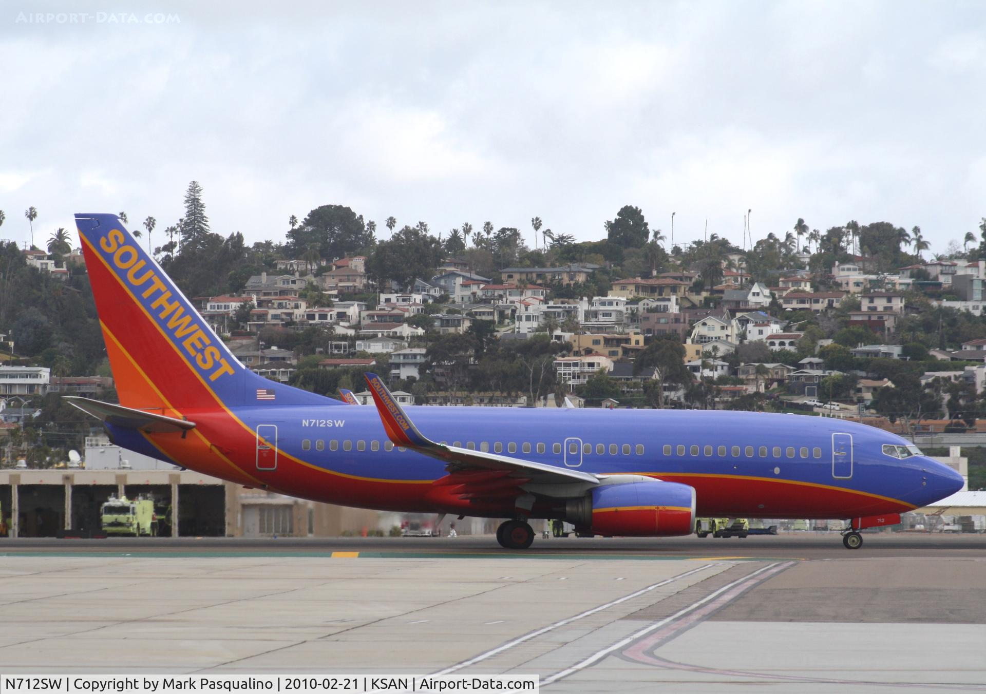 N712SW, 1998 Boeing 737-7H4 C/N 27846, Boeing 737-700