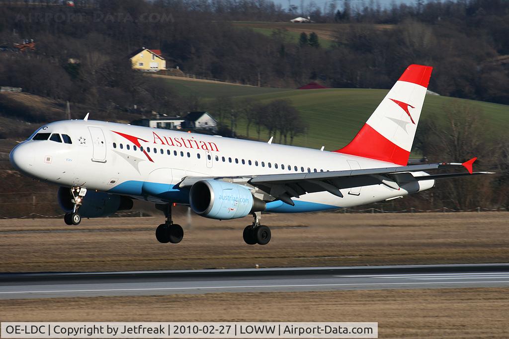 OE-LDC, 2004 Airbus A319-112 C/N 2262, Austrian Airbus A319-112, c/n: 2262 ; double beacon