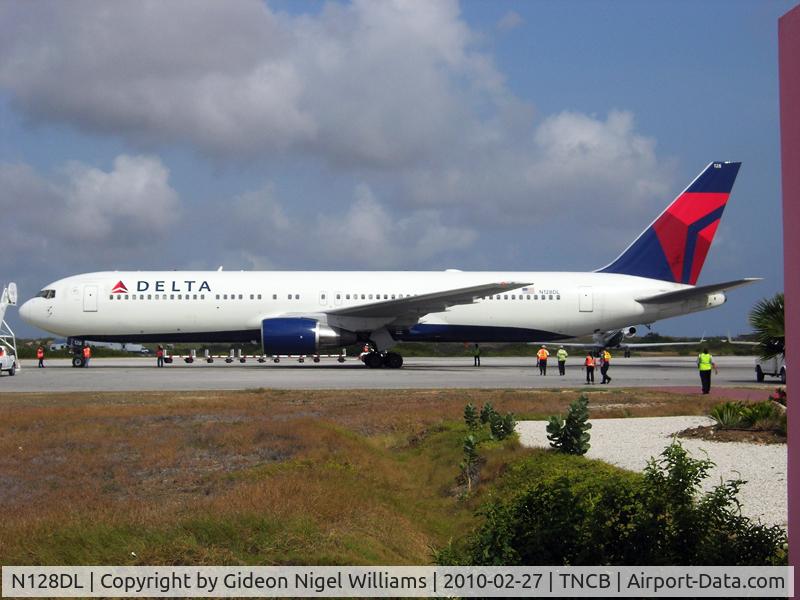 N128DL, 1988 Boeing 767-332 C/N 24078, first time in Bonaire
