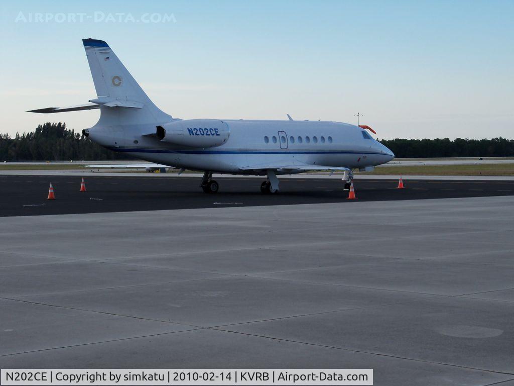 N202CE, 1996 Dassault Falcon 2000 C/N 22, Falcon outside SunJet Aviation