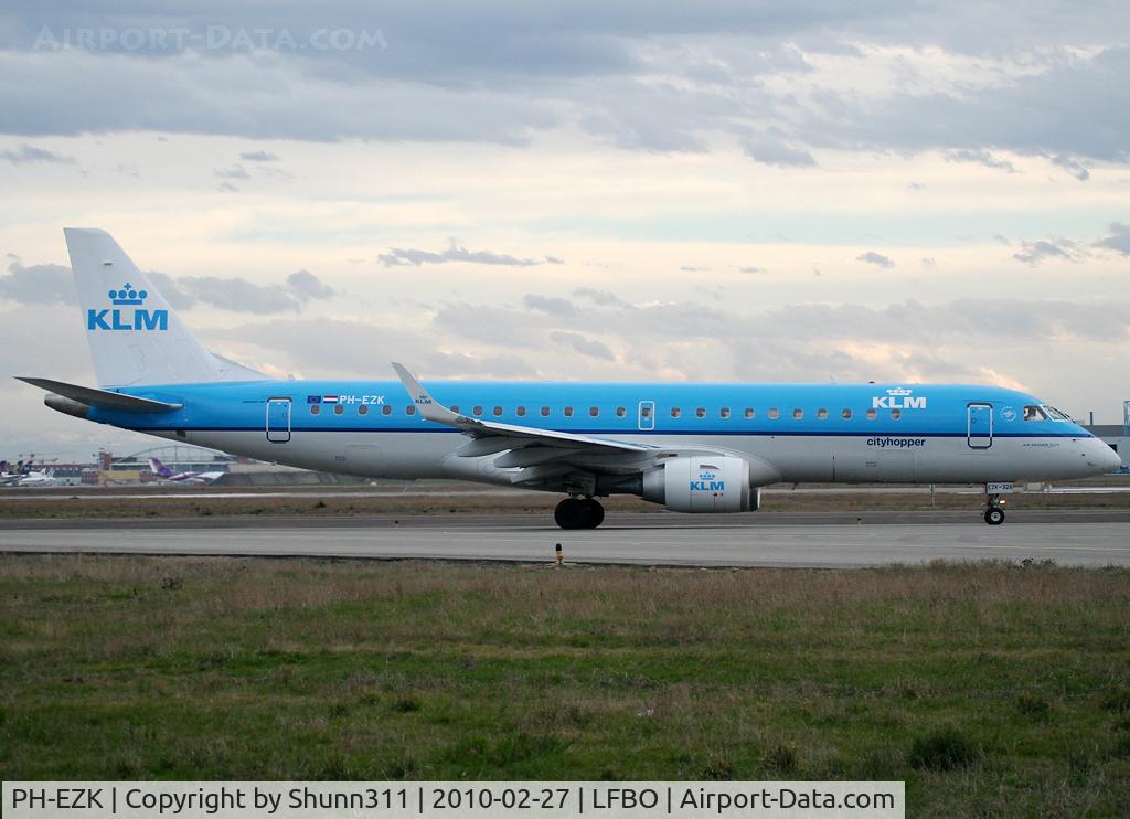 PH-EZK, 2009 Embraer 190LR (ERJ-190-100LR) C/N 19000326, Lining up rwy 14L for departure...