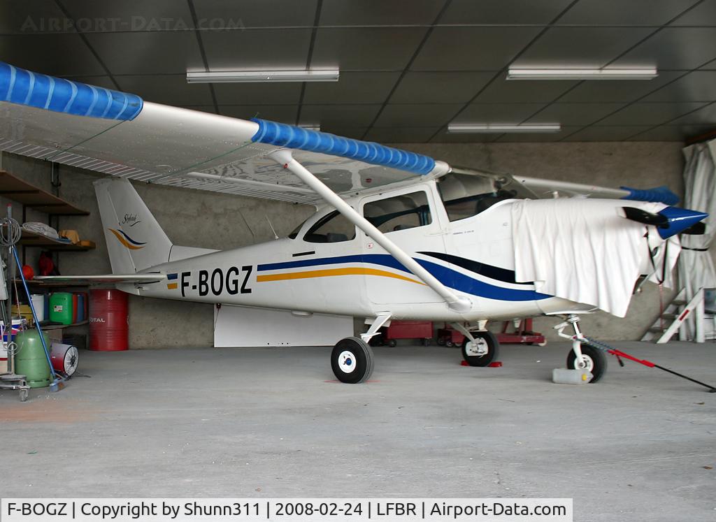 F-BOGZ, Reims F172H Skyhawk C/N 0333, Parked inside his hangar...