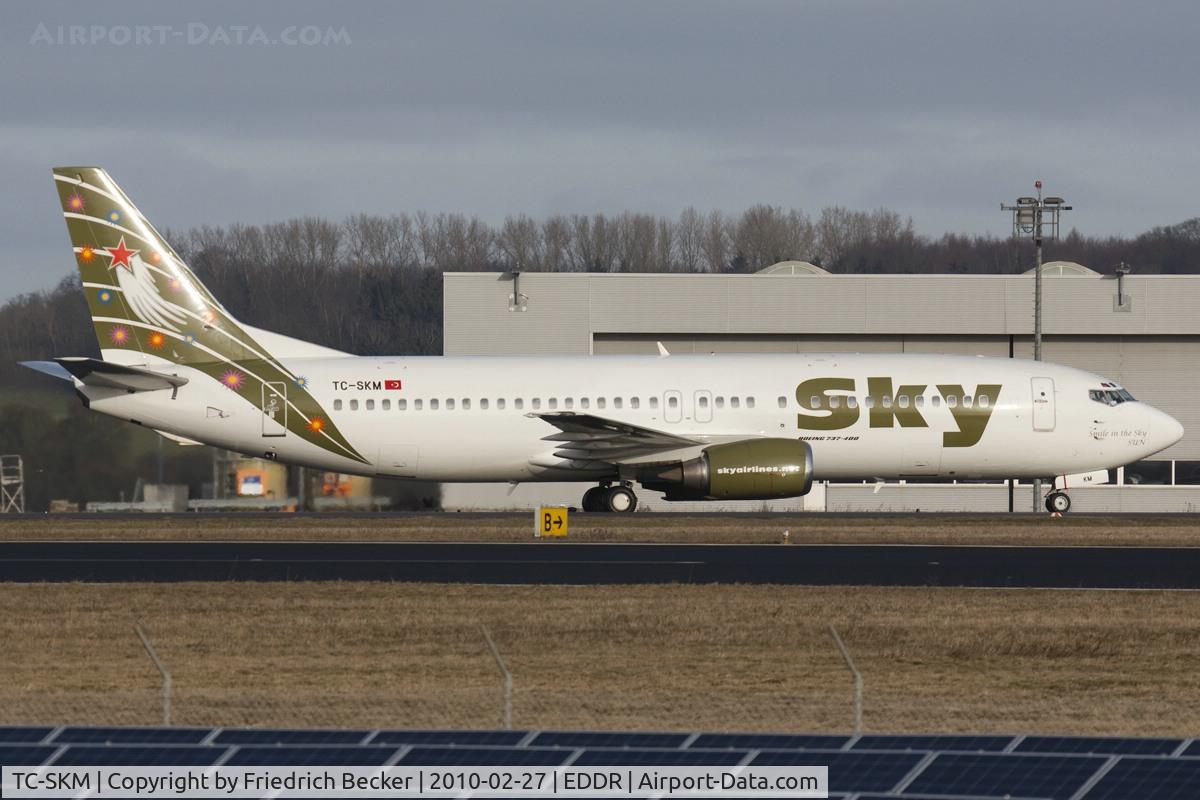 TC-SKM, 1997 Boeing 737-49R C/N 28882, taxying to the gate