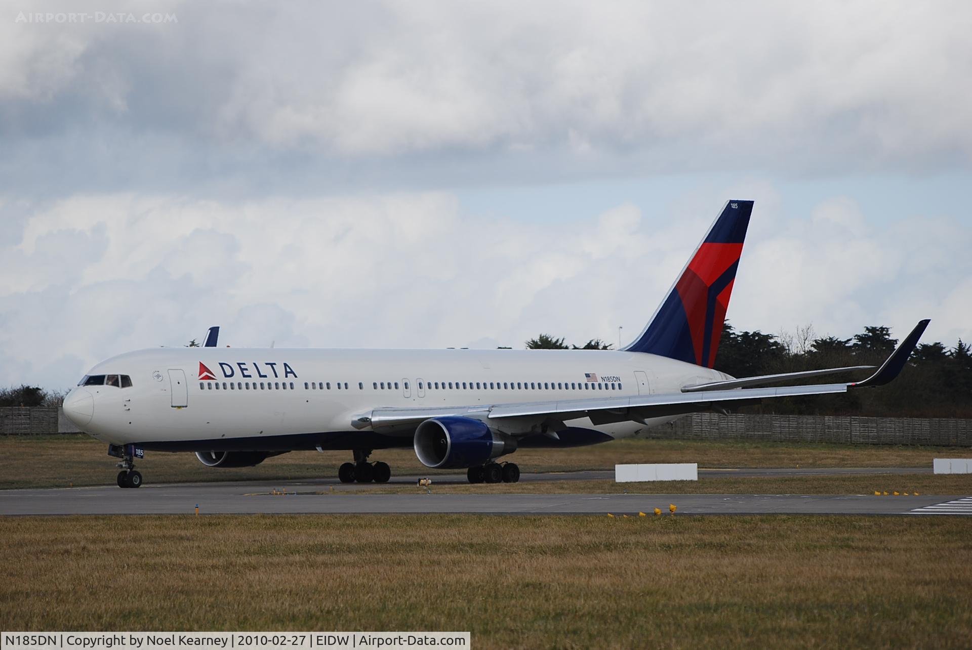 N185DN, 1995 Boeing 767-332 C/N 27961, Awaiting departure clearance Rwy 10