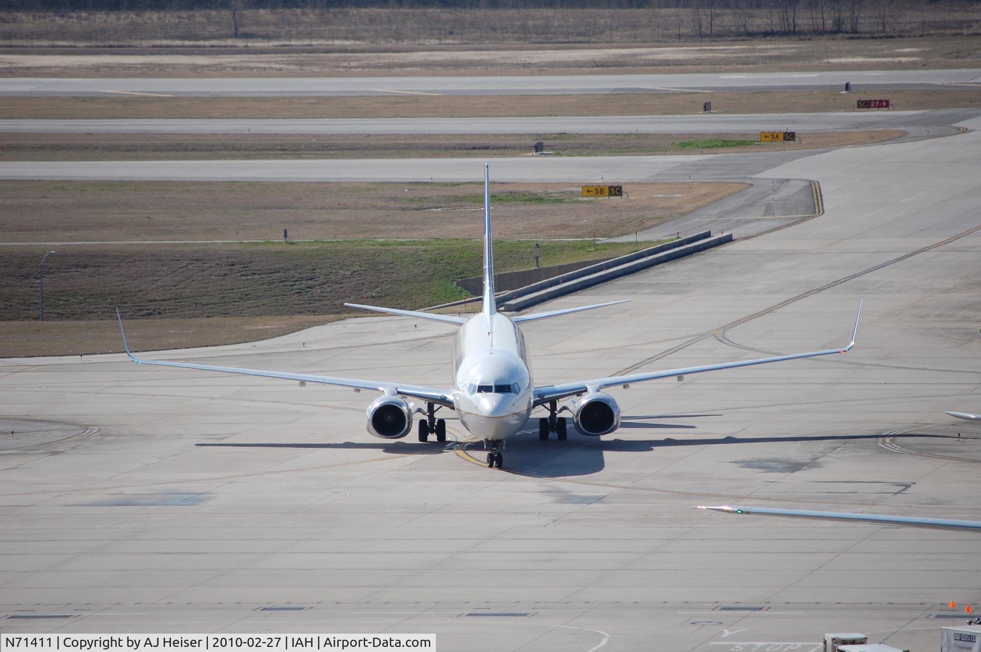 N71411, 2002 Boeing 737-924 C/N 30128, Taxiing to park