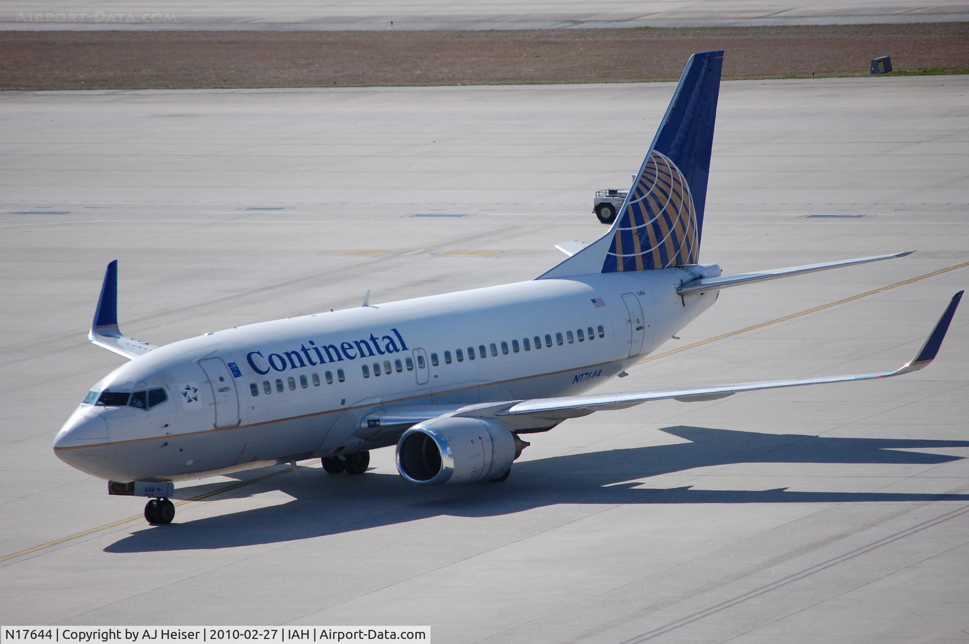 N17644, 1997 Boeing 737-524 C/N 28905, Taxiing to park