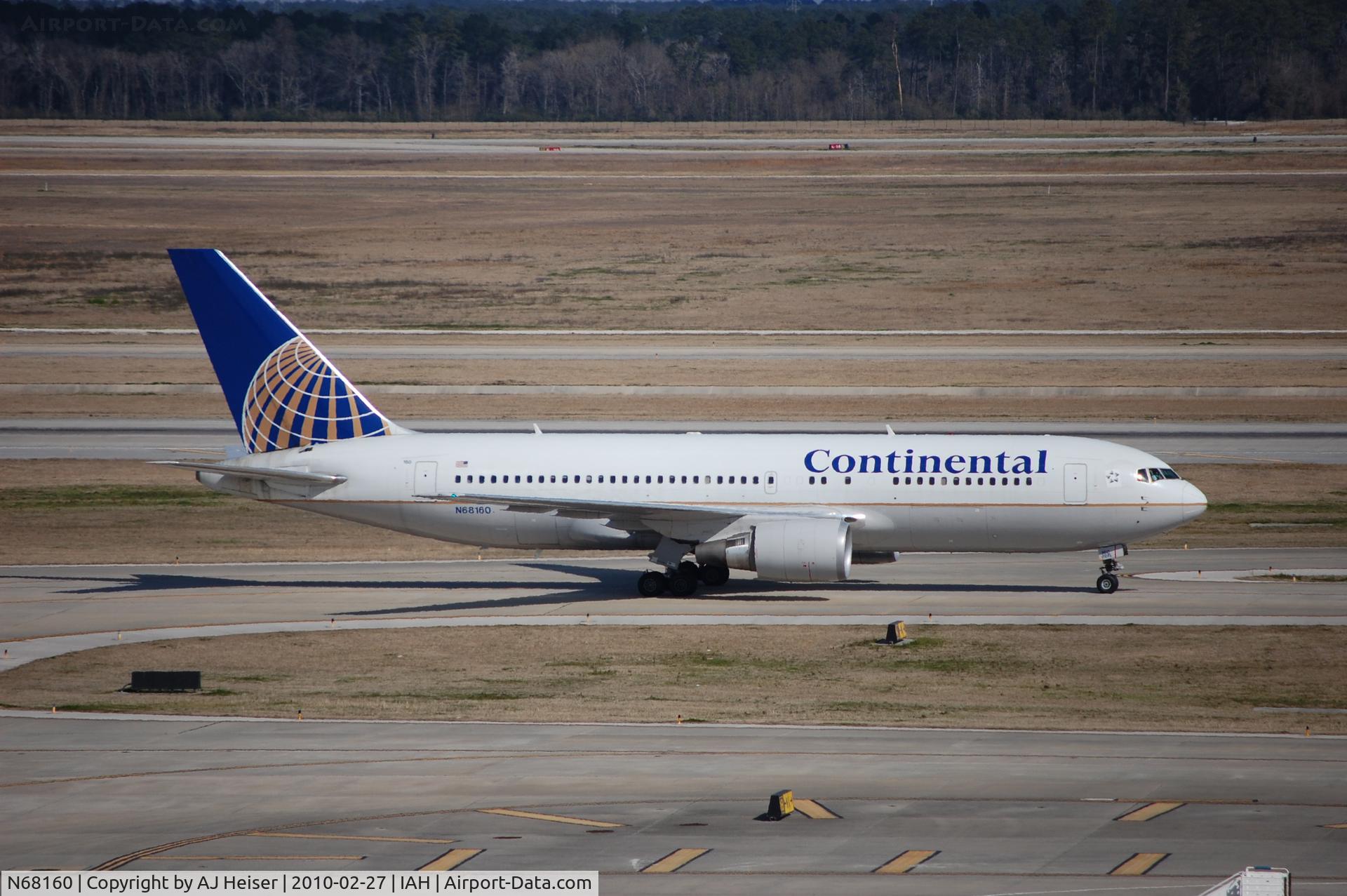 N68160, 2001 Boeing 767-224 C/N 30439, Taxiing to park via NA