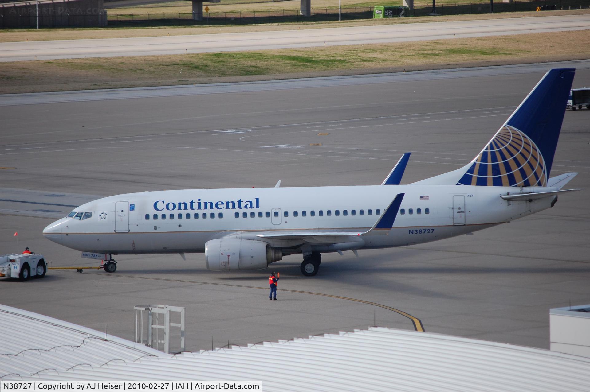 N38727, 1999 Boeing 737-724 C/N 28797, Pushing back