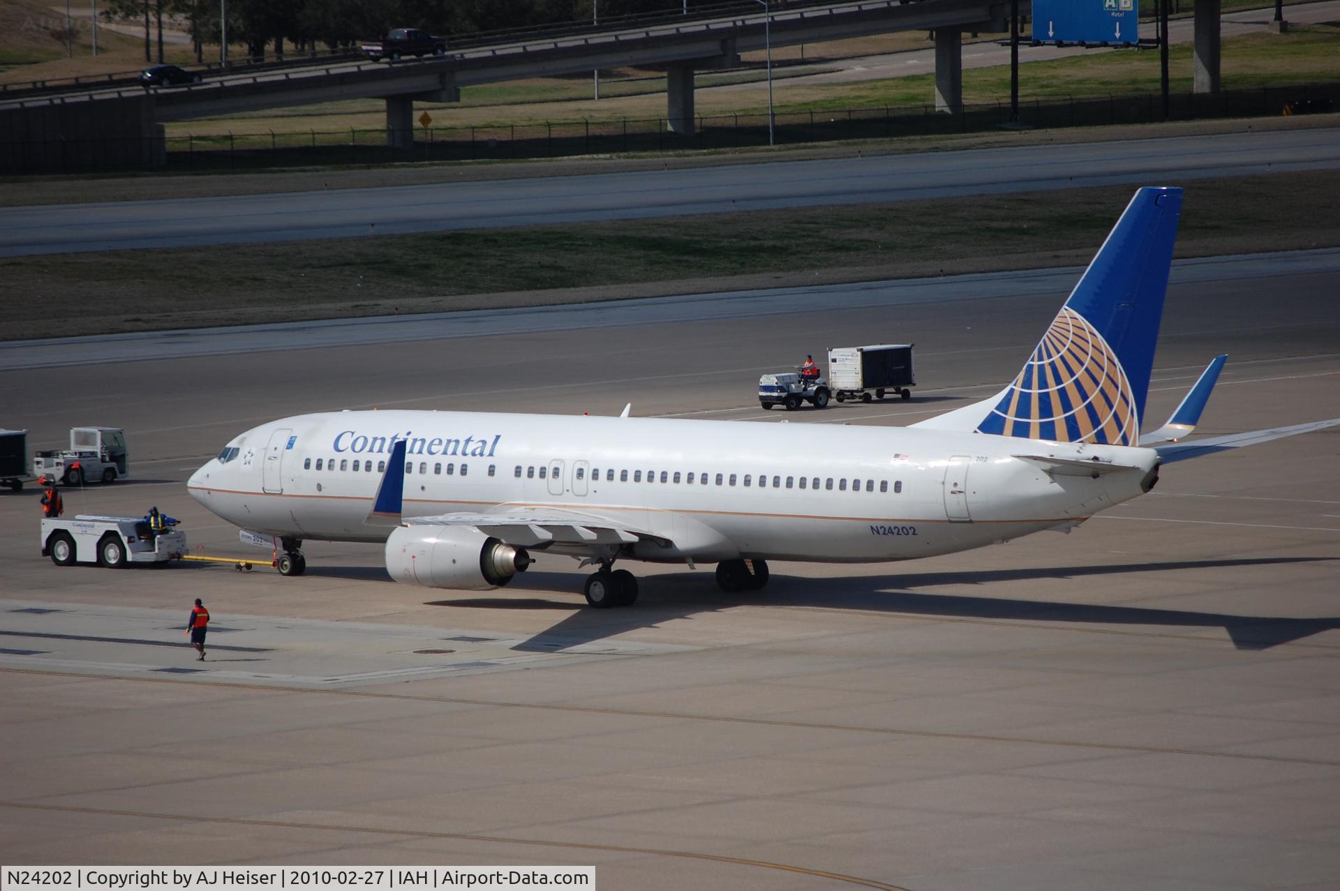 N24202, 2000 Boeing 737-824 C/N 30429, About to disconnect