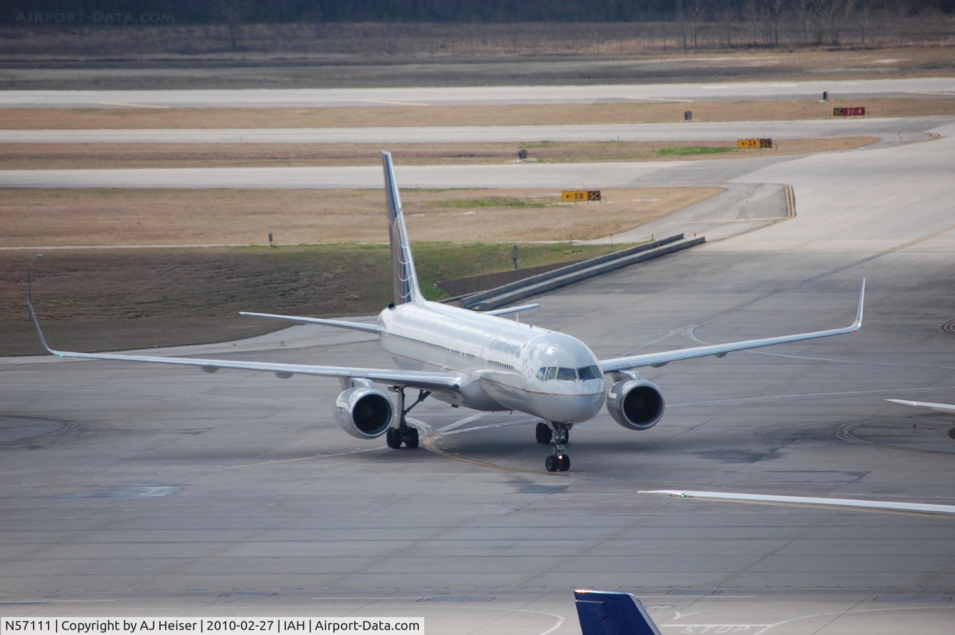 N57111, 1994 Boeing 757-224 C/N 27301, Taxiing to park