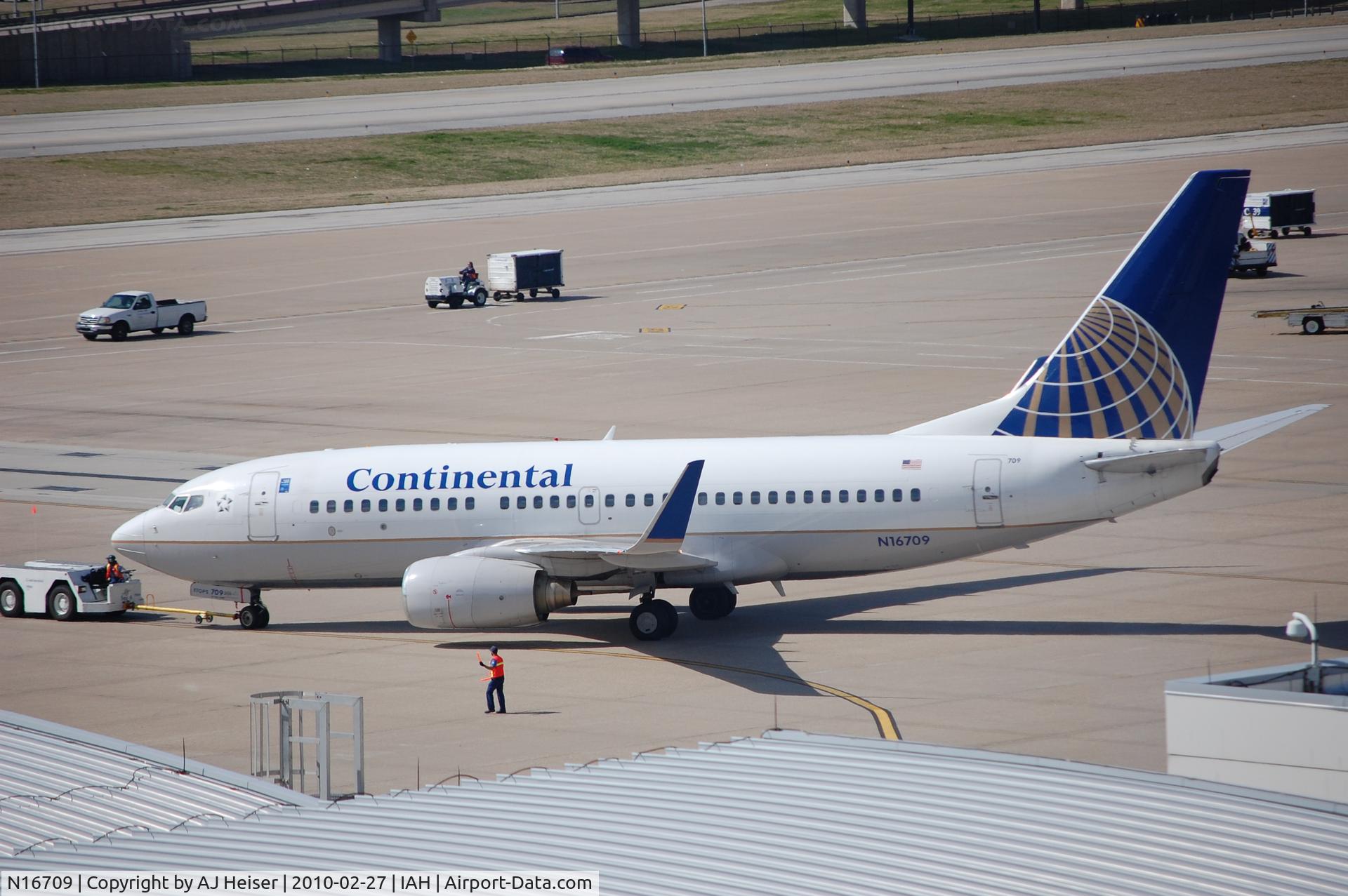 N16709, 1998 Boeing 737-724 C/N 28779, Pushing back