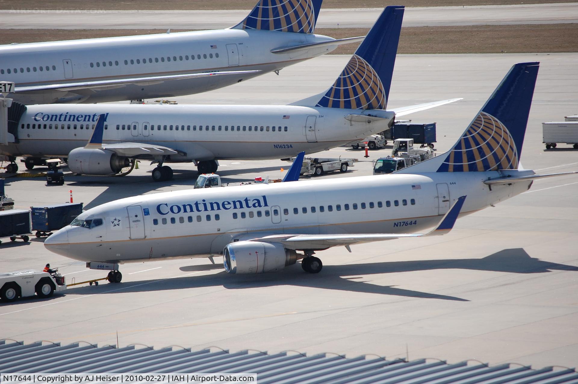 N17644, 1997 Boeing 737-524 C/N 28905, Pushing back