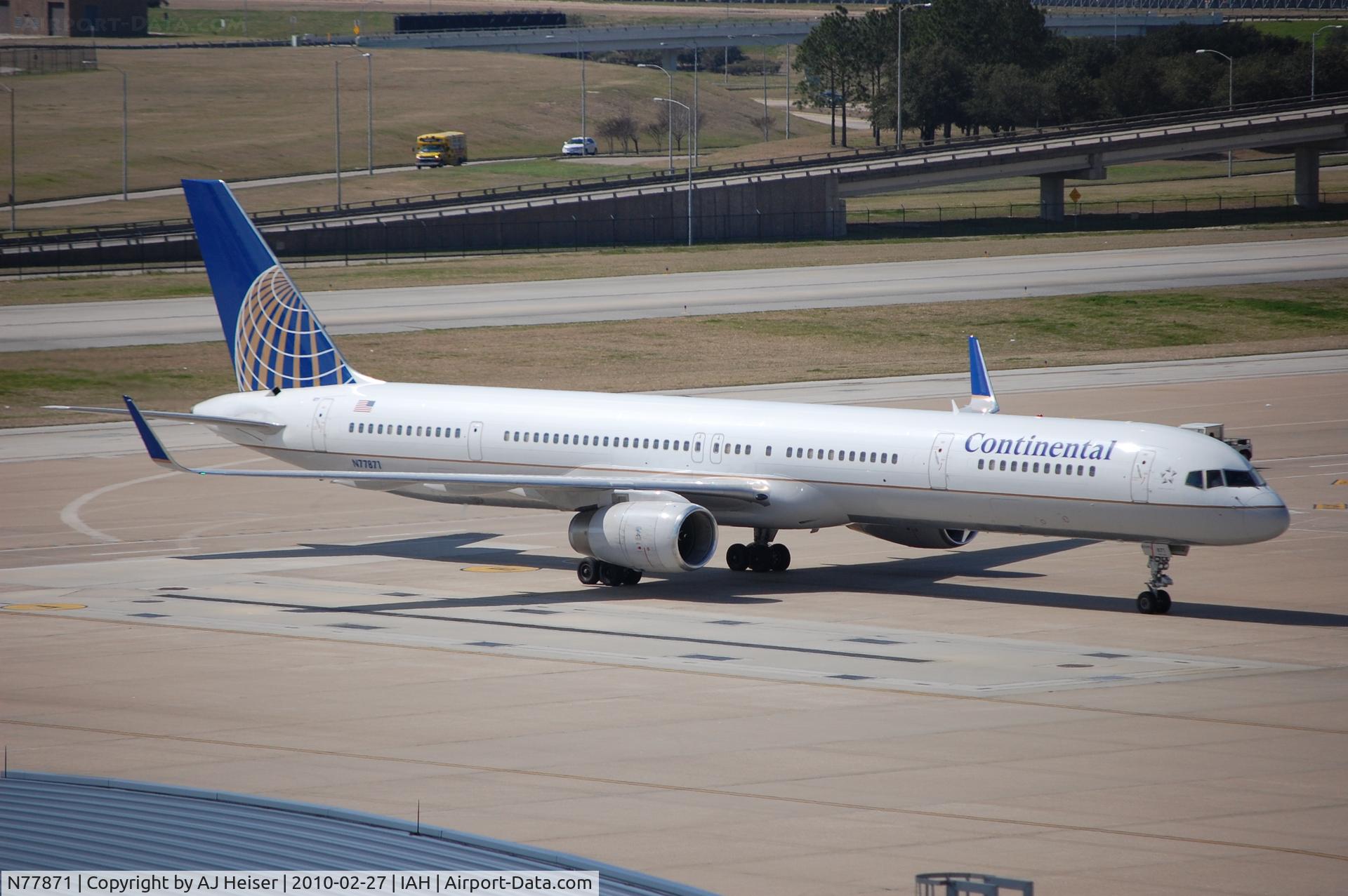 N77871, 2003 Boeing 757-33N C/N 33526, Pulling into the ramp