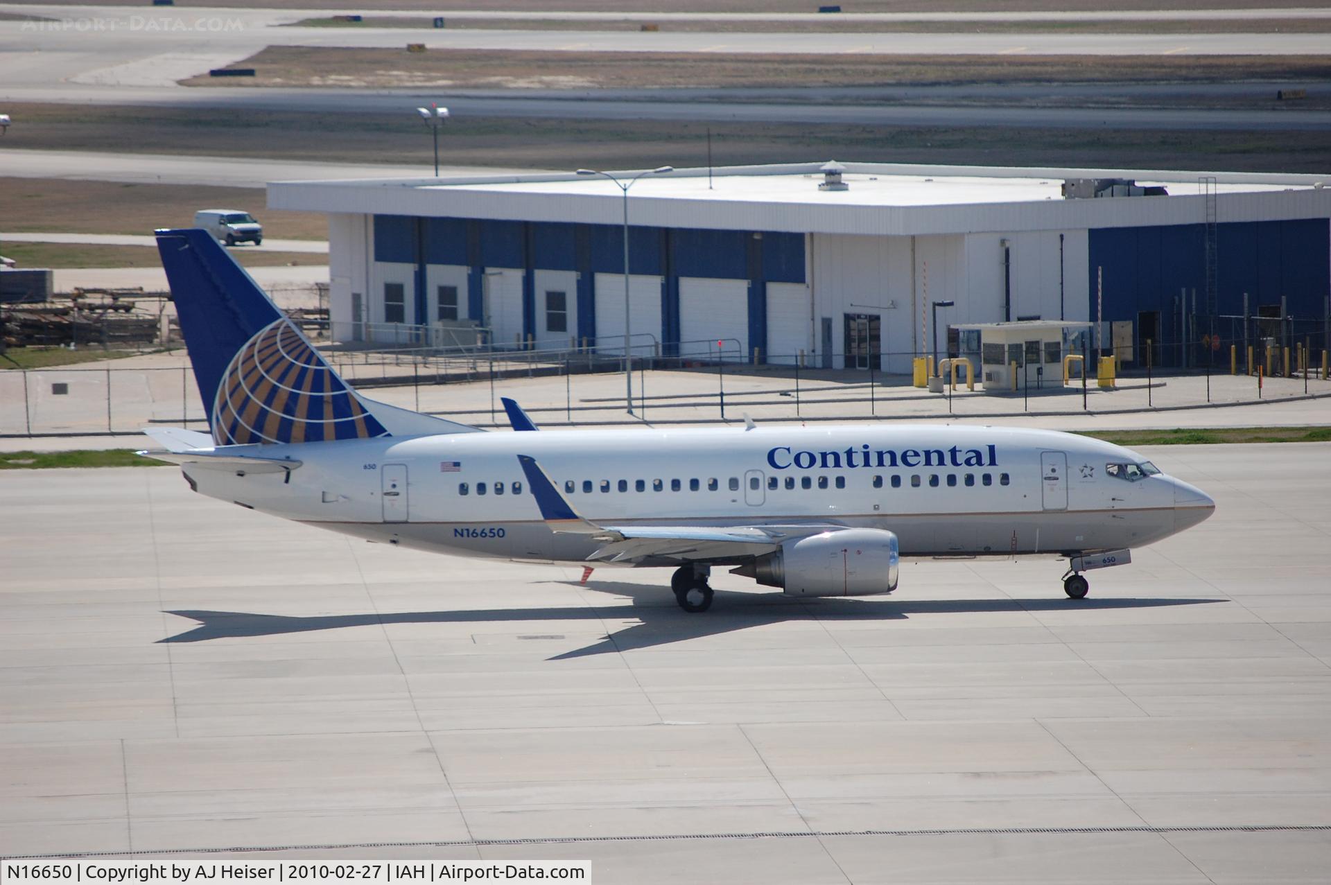 N16650, 1997 Boeing 737-524 C/N 28911, Taxiing to spot 2