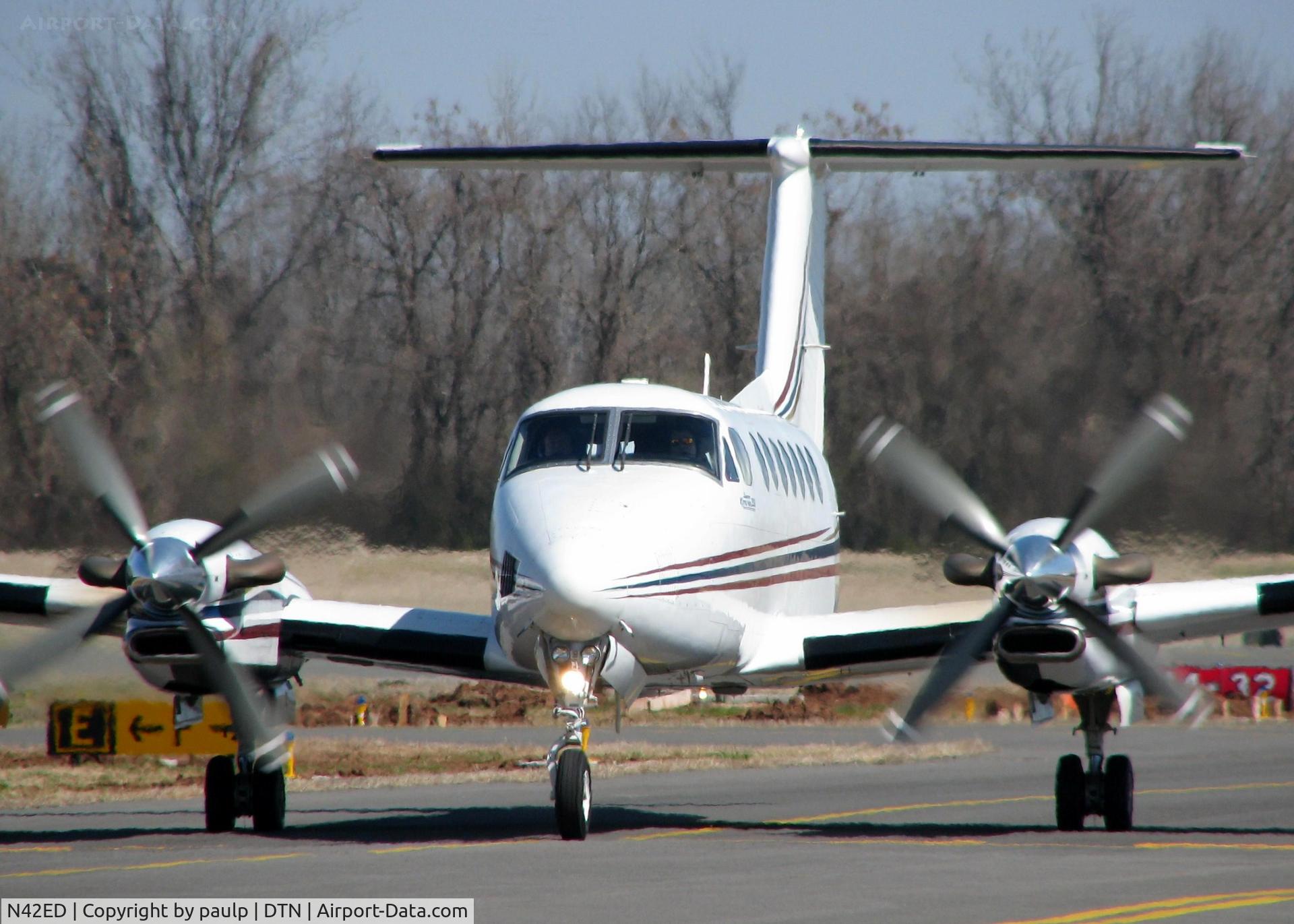 N42ED, 2000 Raytheon Aircraft Company B300 C/N FL-302, Taxiing in after landing at Downtown Shreveport.