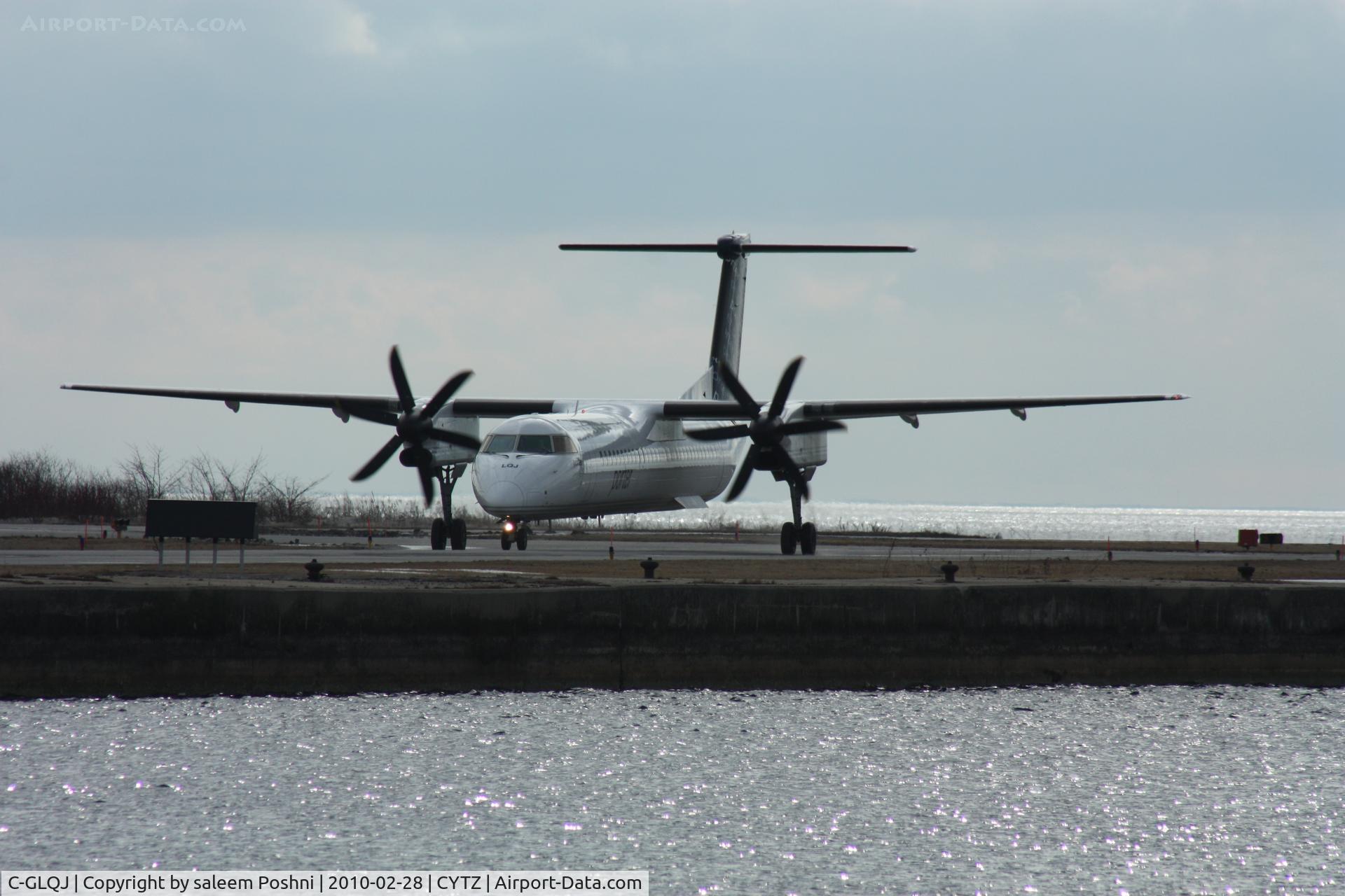 C-GLQJ, 2008 De Havilland Canada DHC-8-402Q Dash 8 C/N 4228, Porter Airlines Q400 Taxing to terminal