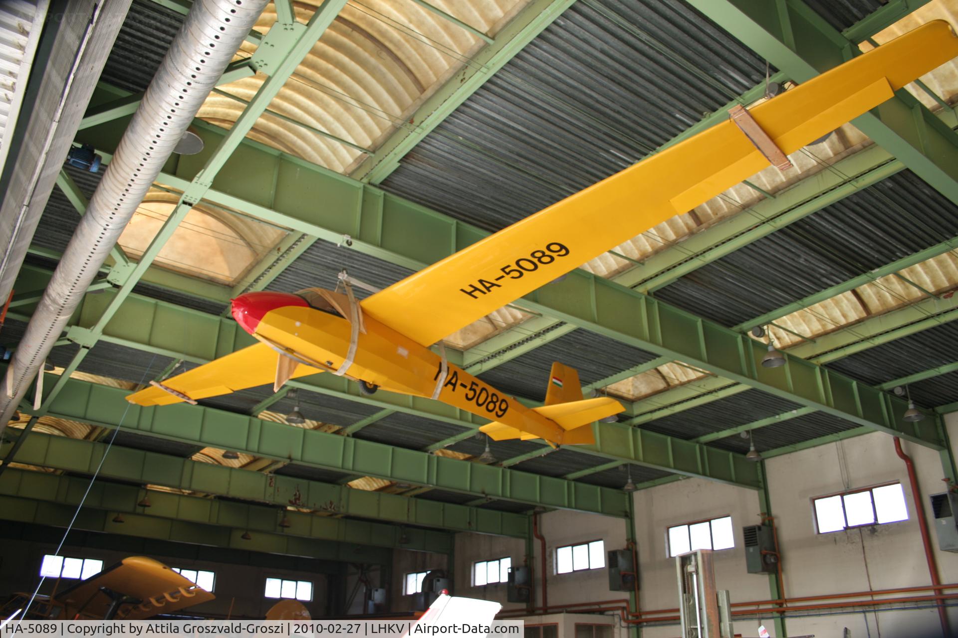 HA-5089, 1969 Schleicher K-8B C/N 8648, Hungary-Kaposújlak airport hangar