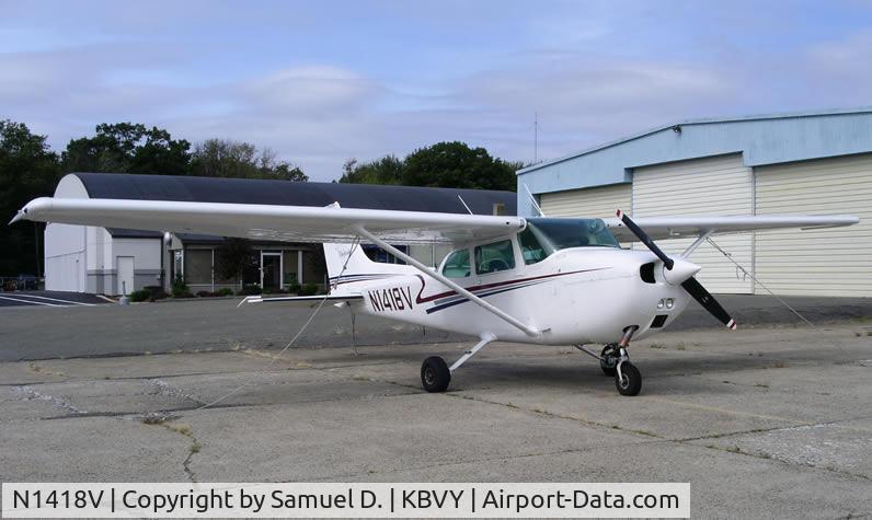 N1418V, 1974 Cessna 172M C/N 17263563, Beverly Flight Center, West Ramp.