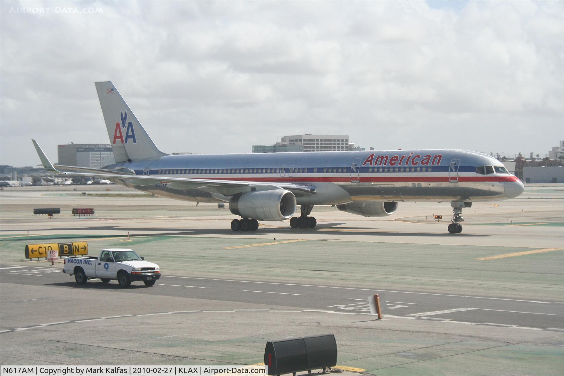 N617AM, 1989 Boeing 757-223 C/N 24525, American Airlines Boeing 757-223. N617AM taxiway Bravo KLAX.