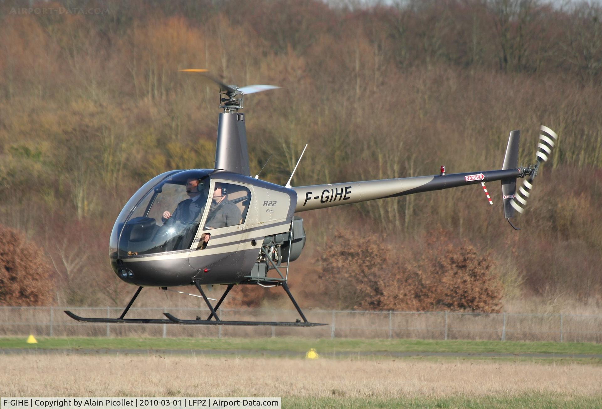 F-GIHE, Robinson R22 Beta C/N 0905, flying
