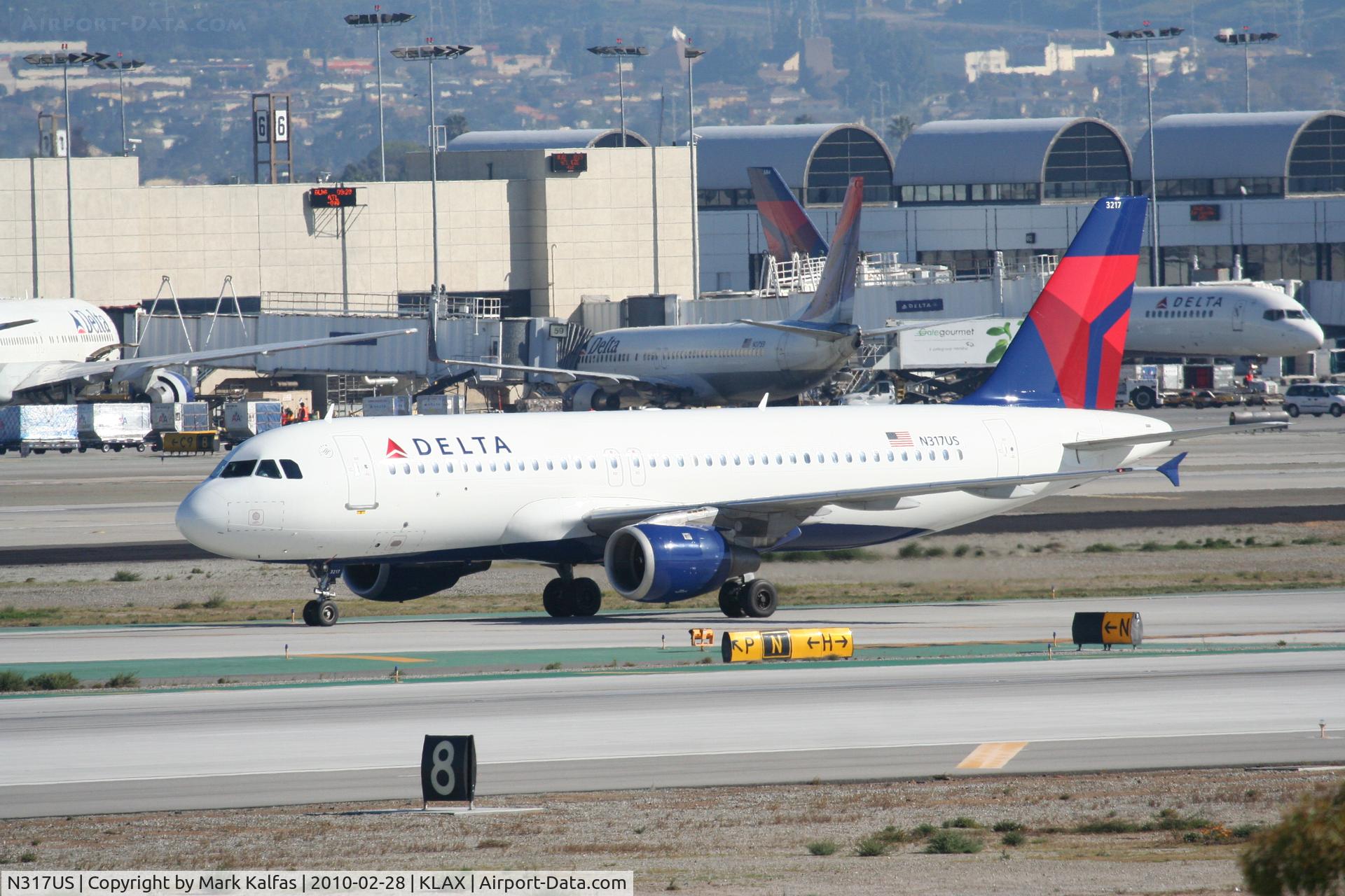 N317US, 1991 Airbus A320-211 C/N 197, Delta Airlines Airbus A320-211, N317US off 25R KLAX.