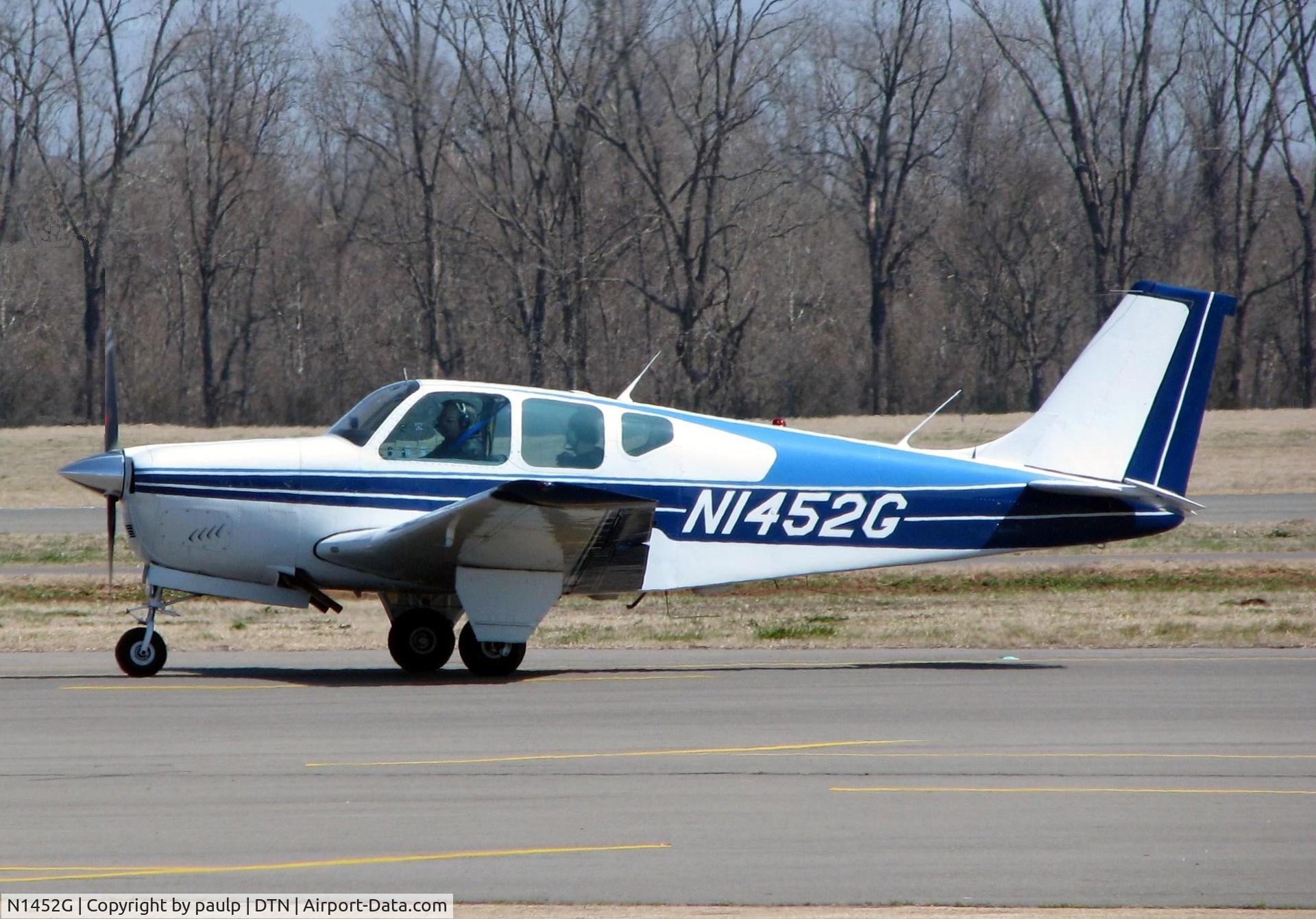 N1452G, 1962 Beech 35-B33 Debonair C/N CD-449, Taxiing after landing at Downtown Shreveport.