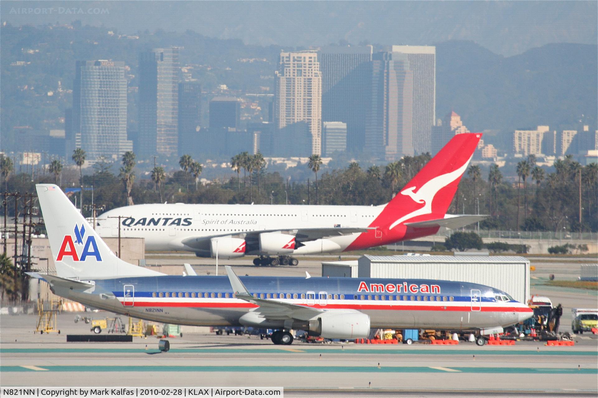 N821NN, 2009 Boeing 737-823 C/N 30912, American Airlines Boeing 737-823, N805NN taxiway Bravo KLAX.