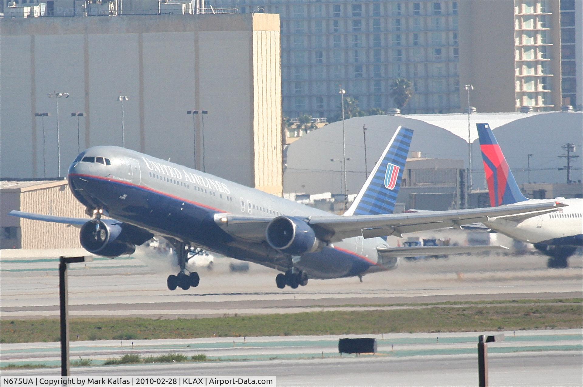 N675UA, 2000 Boeing 767-322 C/N 29243, United Airlines Boeing 767-322, UAL45 25R departure for PHOG.