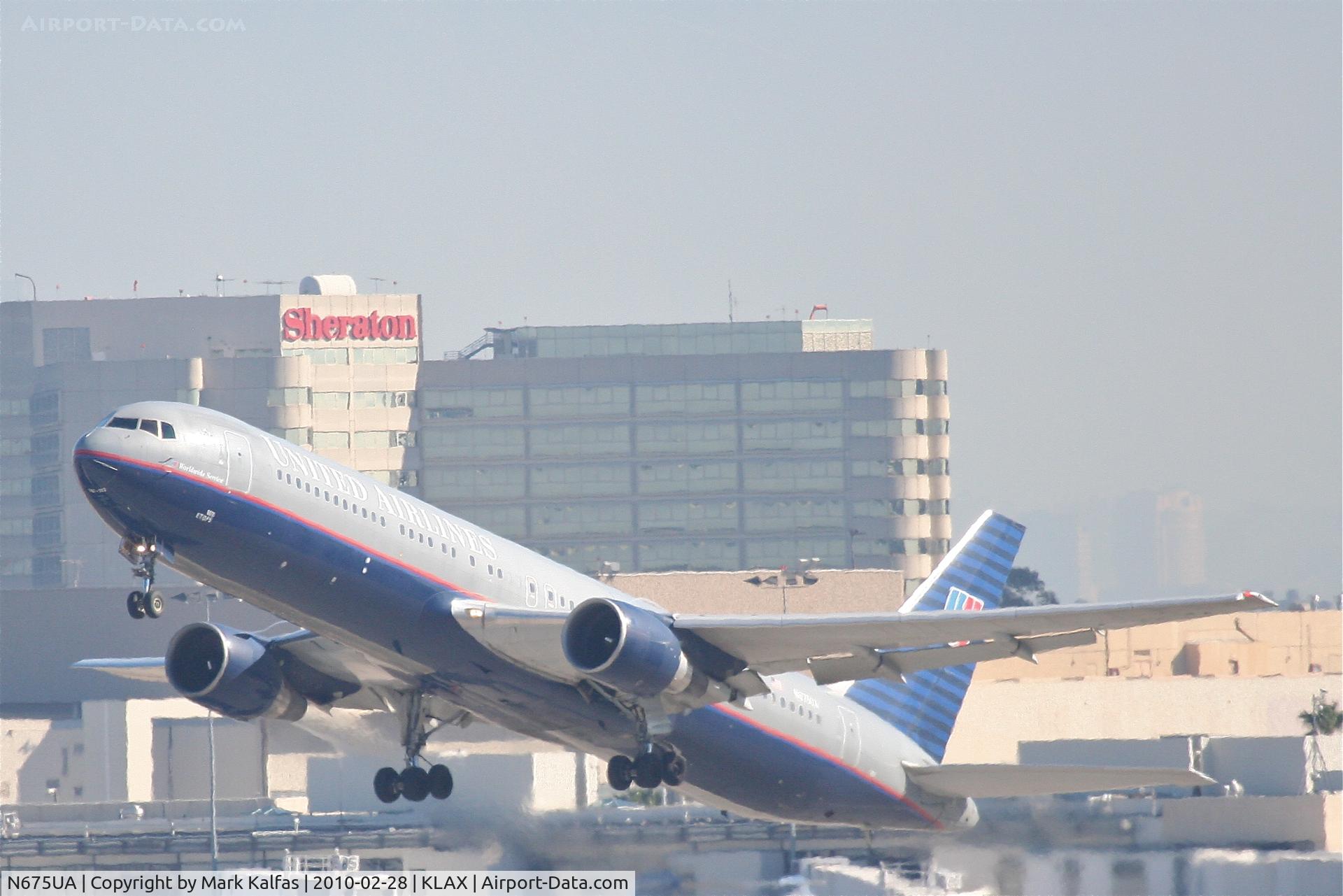 N675UA, 2000 Boeing 767-322 C/N 29243, United Airlines Boeing 767-322, UAL45 25R departure for PHOG.