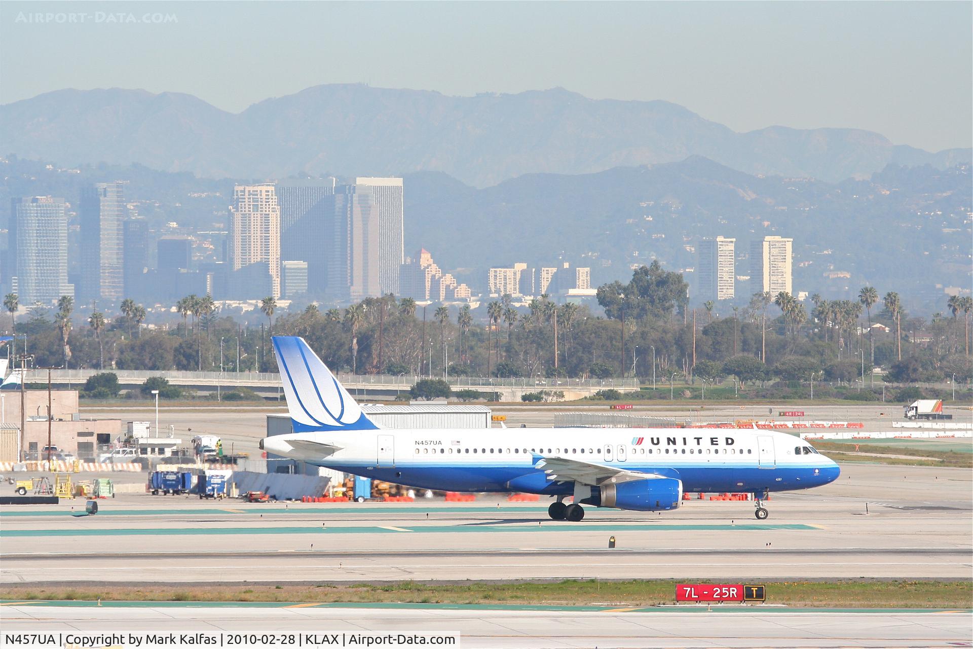 N457UA, 1999 Airbus A320-232 C/N 1146, United Airlines Airbus A320-232, N457UA taxiway Bravo KLAX.