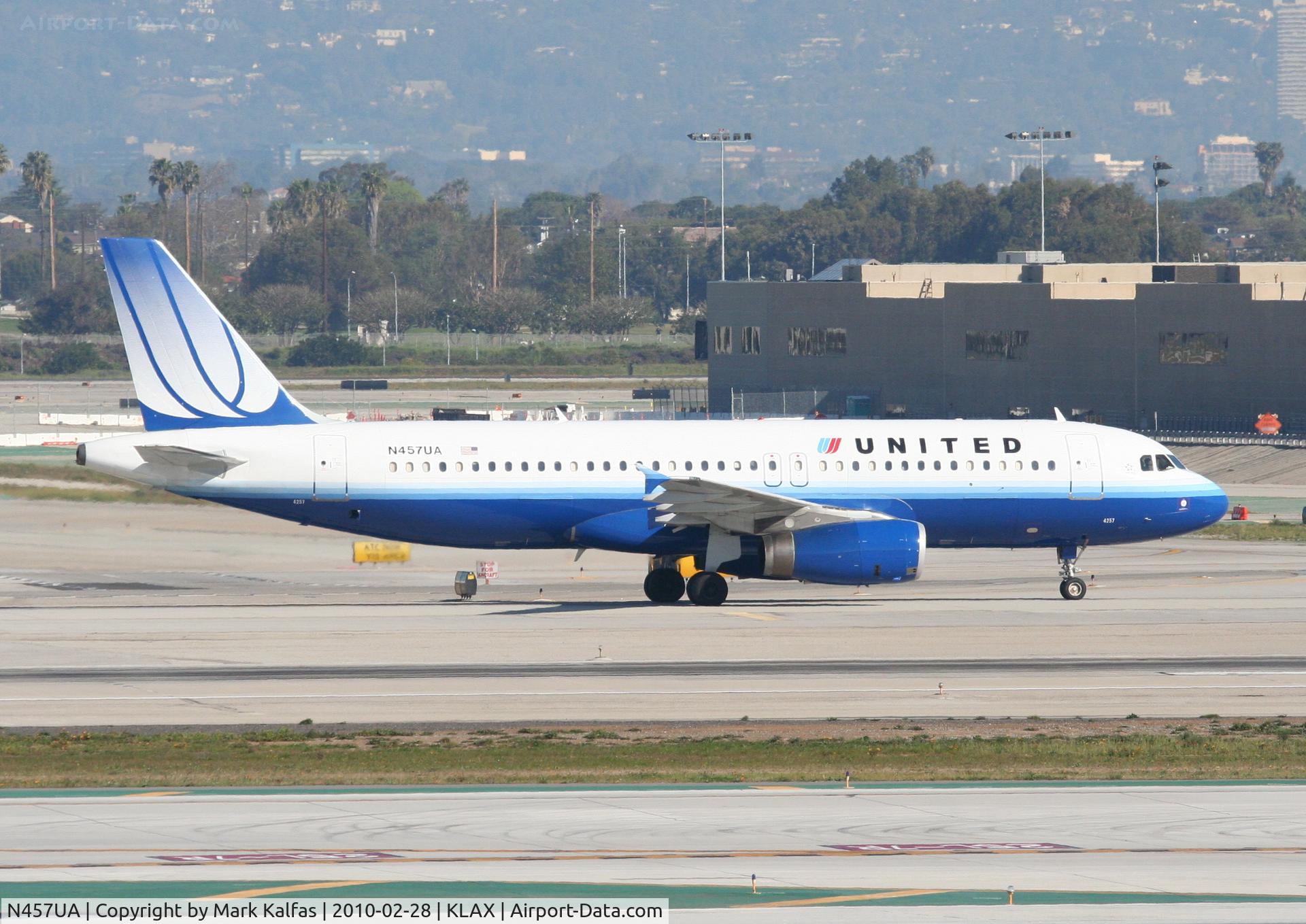 N457UA, 1999 Airbus A320-232 C/N 1146, United Airlines Airbus A320-232, N457UA taxiway Bravo KLAX.
