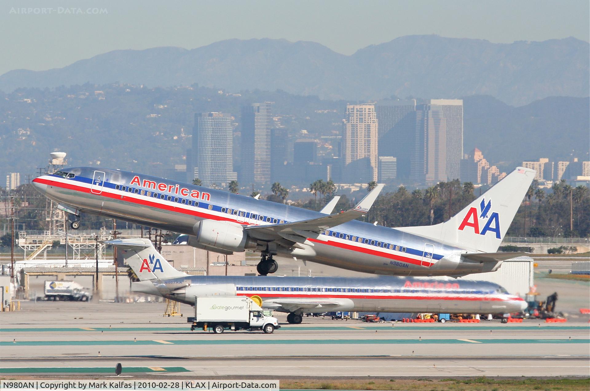 N980AN, 2009 Boeing 737-823 C/N 33203, American Airlines Boeing 757-223, AAL114 25R departure for KEWR.