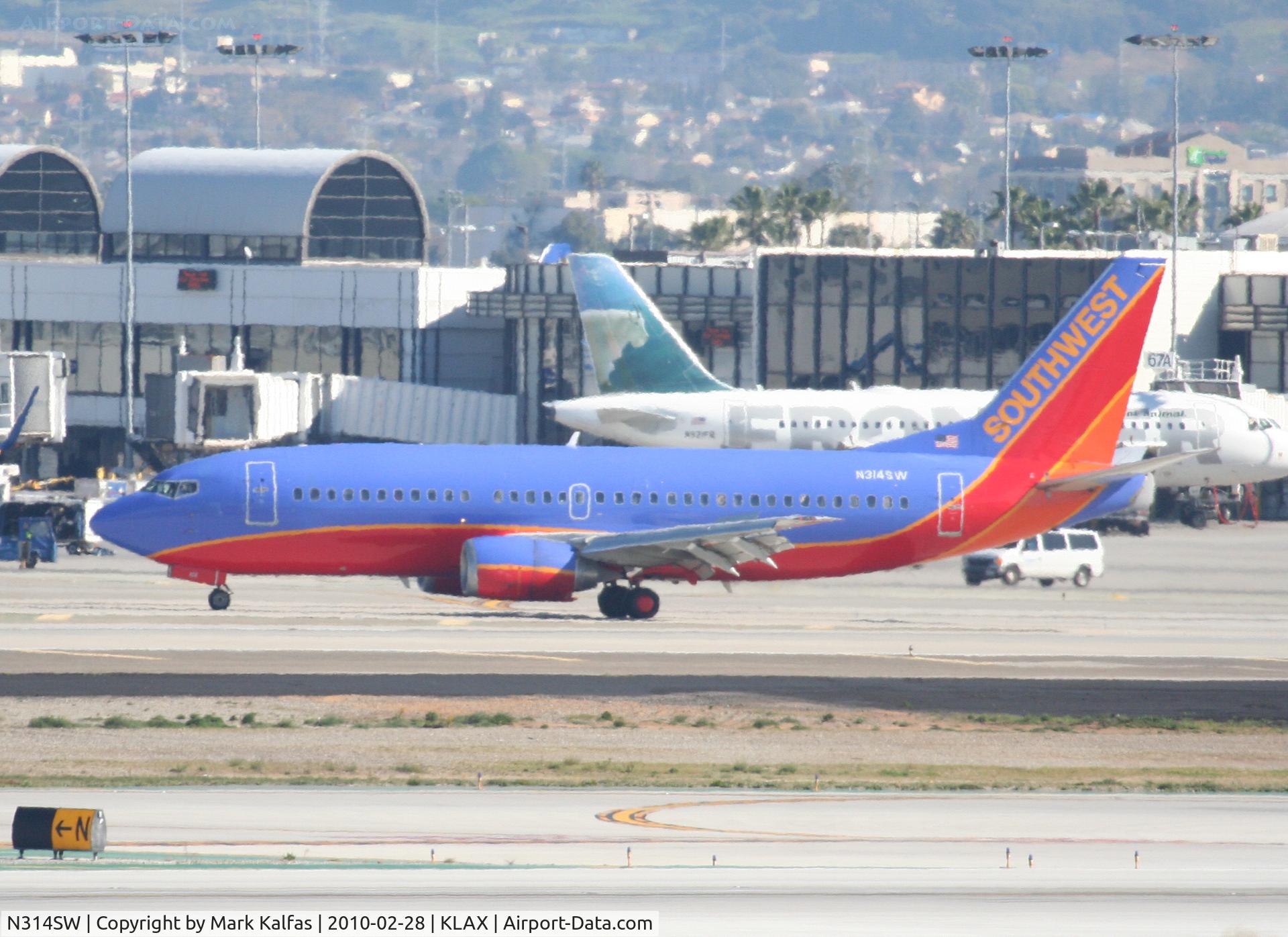 N314SW, 1986 Boeing 737-3H4 C/N 23336, Southwest Airlines Boeing 737-3H4, N314SW taxiway Charlie KLAX.